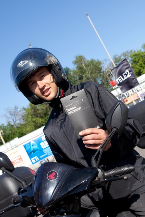 мотокурьеры Tele2 на улицах Москвы