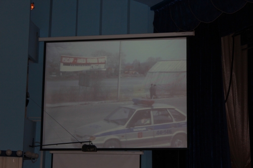 А на заднем плане человек двухголовый и вообще, у нас одних гараж переливается радужно?