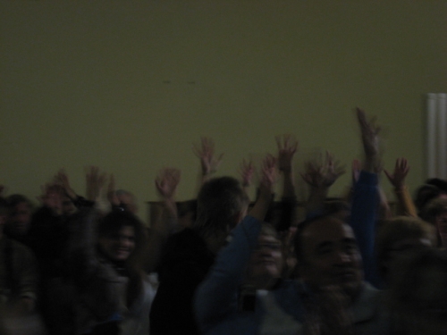 так аплодируют неслышащие люди